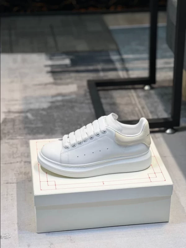 Alexander McQueen Oversized Sneaker - RAS20