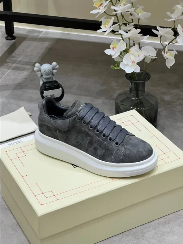 Alexander McQueen Oversized Sneaker - RAS32