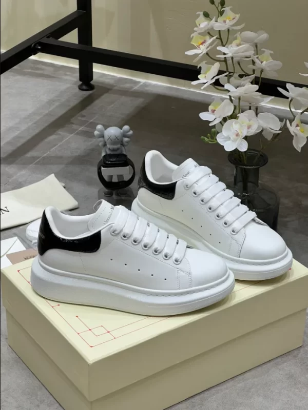 Alexander McQueen Oversized Sneaker - RAS36