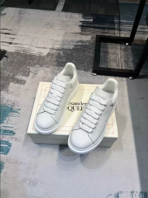 Alexander McQueen Oversized Sneaker - RAS10