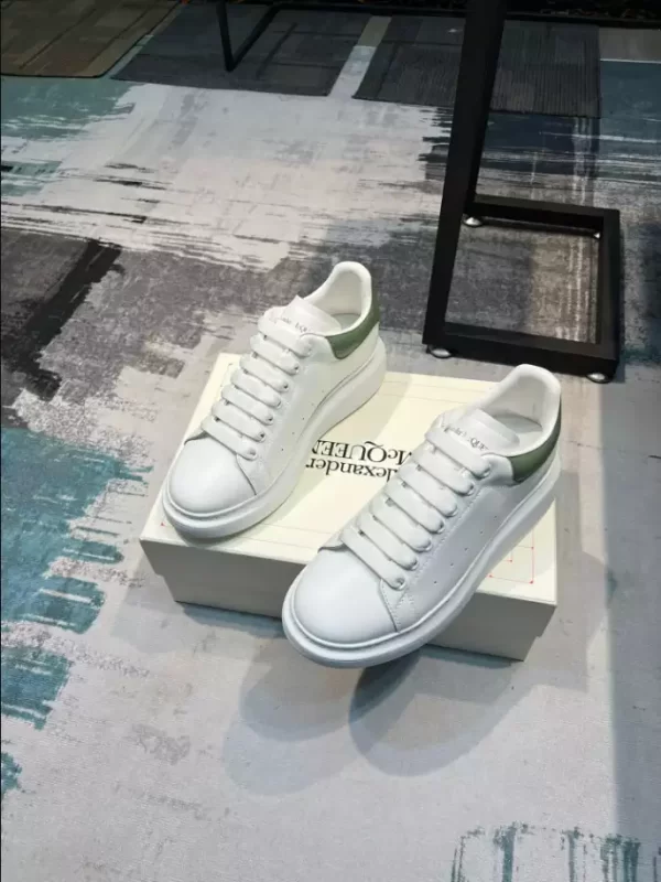 Alexander McQueen Oversized Sneaker - RAS26