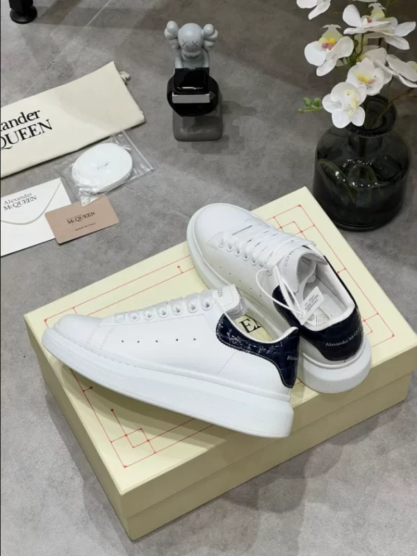 Alexander McQueen Oversized Sneaker - RAS33