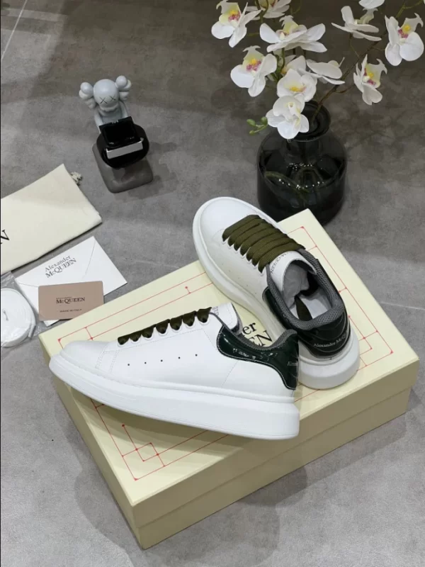 Alexander McQueen Oversized Sneaker - RAS38