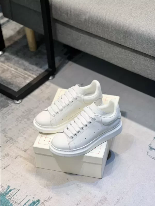 Alexander McQueen Oversized Sneaker - RAS10