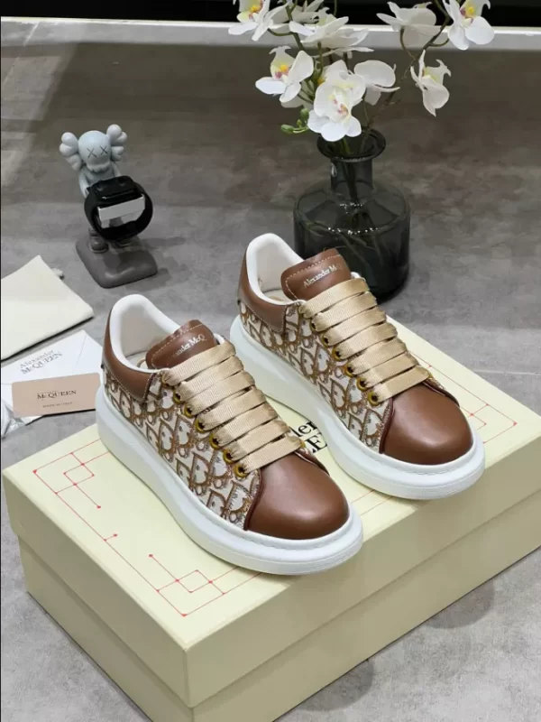 Alexander McQueen Oversized Sneaker - RAS54