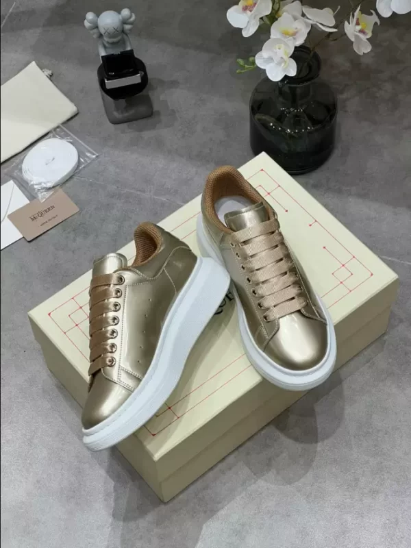 Alexander McQueen Oversized Sneaker - RAS28