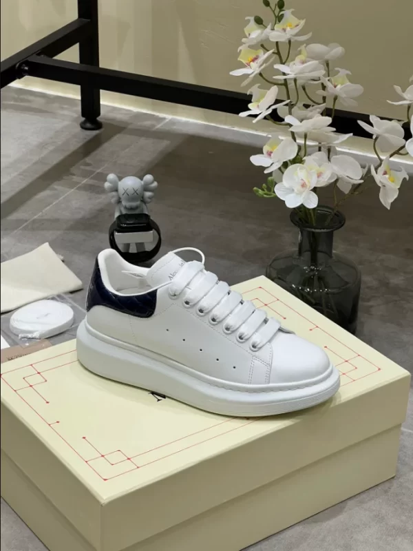 Alexander McQueen Oversized Sneaker - RAS33