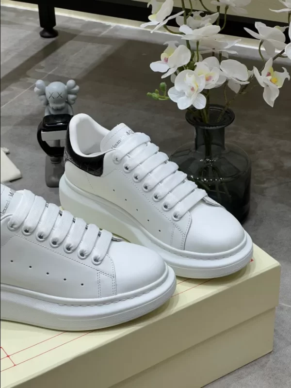 Alexander McQueen Oversized Sneaker - RAS36