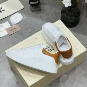 Alexander McQueen Oversized Sneaker - RAS37