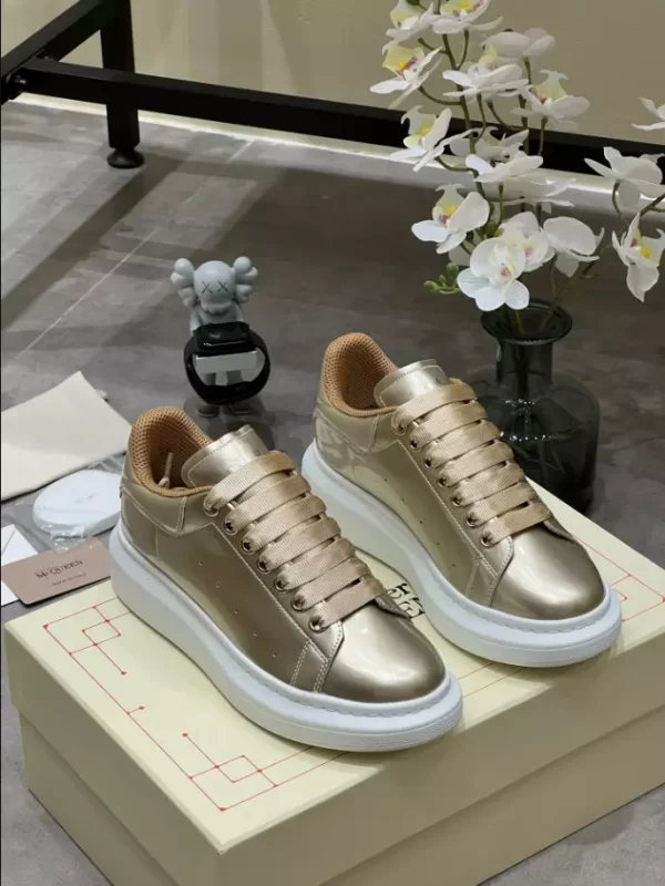 Alexander McQueen Oversized Sneaker - RAS28