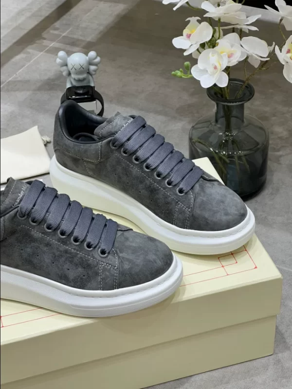 Alexander McQueen Oversized Sneaker - RAS32