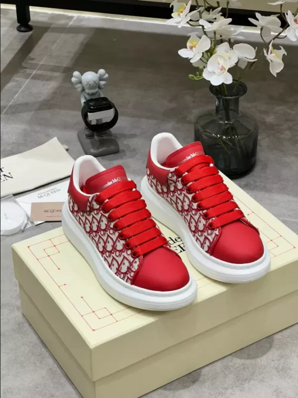 Alexander McQueen Oversized Sneaker - RAS55