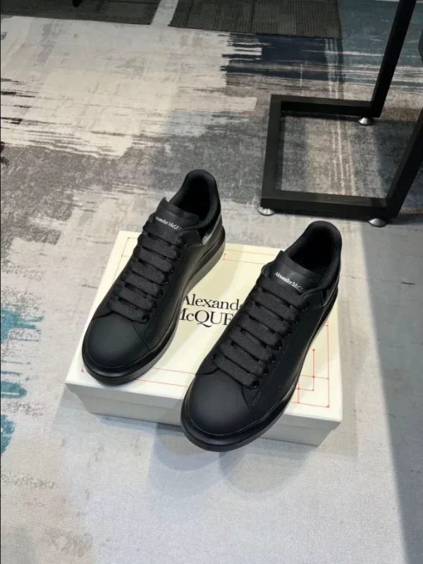 Alexander McQueen Oversized Sneaker - RAS15