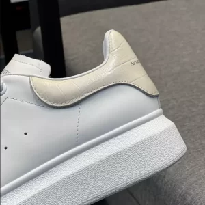 Alexander McQueen Oversized Sneaker - RAS17