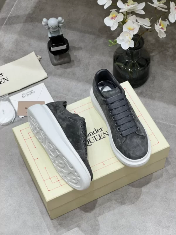 Alexander McQueen Oversized Sneaker - RAS32