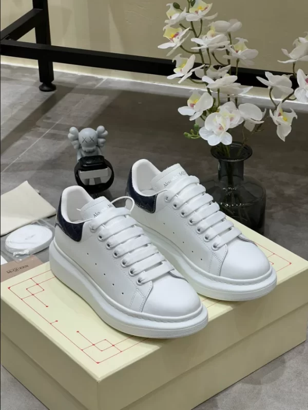 Alexander McQueen Oversized Sneaker - RAS33