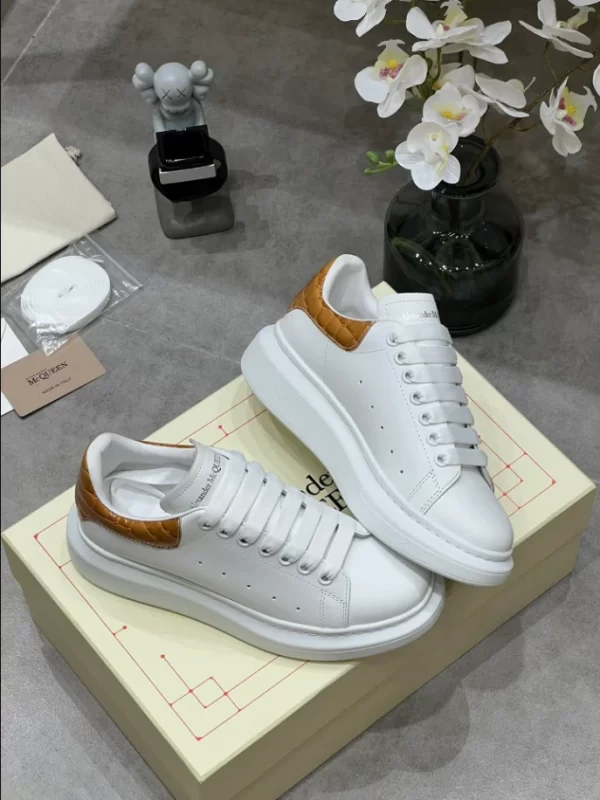 Alexander McQueen Oversized Sneaker - RAS37