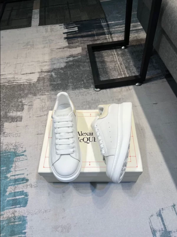 Alexander McQueen Oversized Sneaker - RAS20