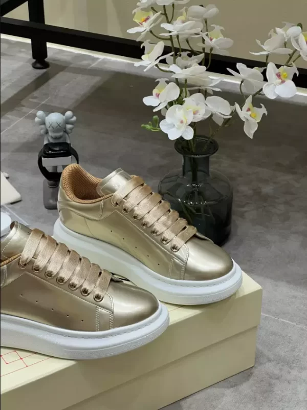 Alexander McQueen Oversized Sneaker - RAS28