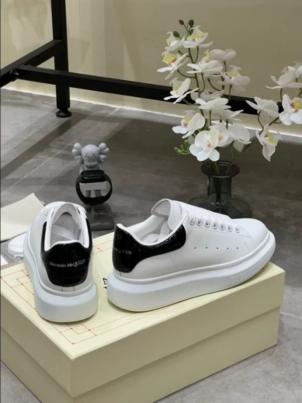 Alexander McQueen Oversized Sneaker - RAS36