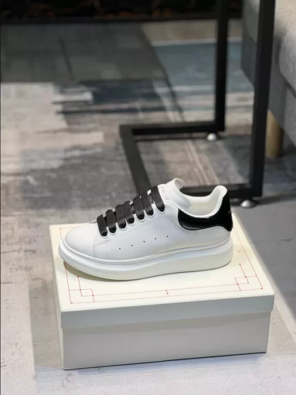 Alexander McQueen Oversized Sneaker - RAS14