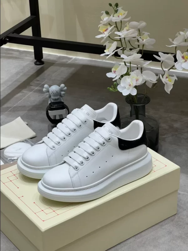 Alexander McQueen Oversized Sneaker - RAS36