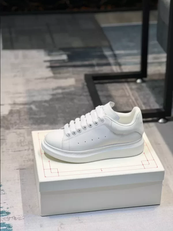 Alexander McQueen Oversized Sneaker - RAS10