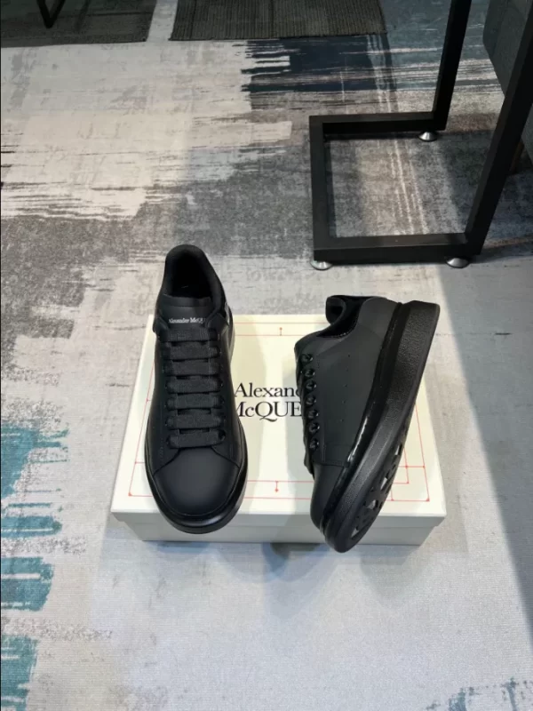 Alexander McQueen Oversized Sneaker - RAS15