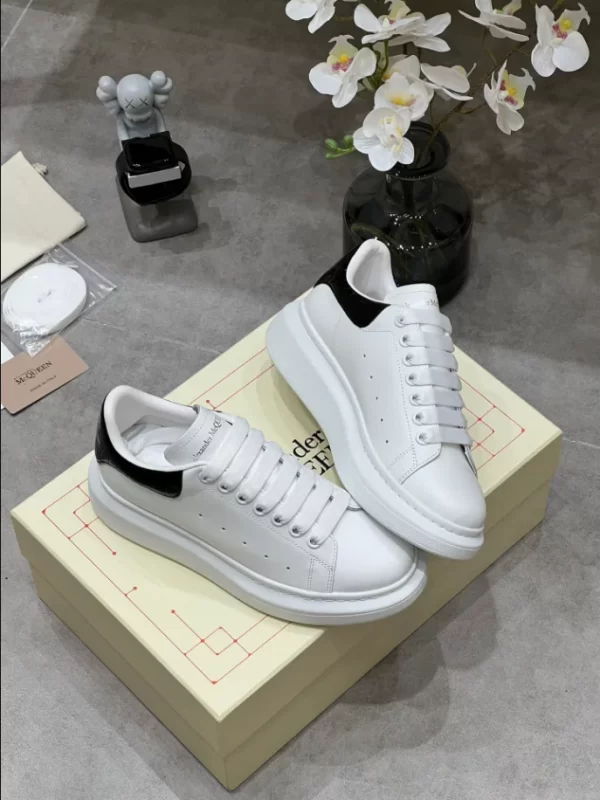 Alexander McQueen Oversized Sneaker - RAS36