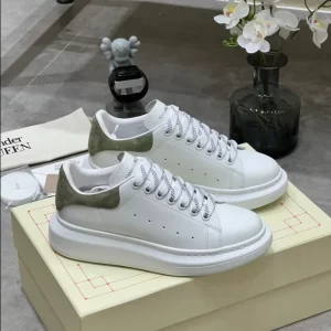 Alexander McQueen Oversized Sneaker - RAS52