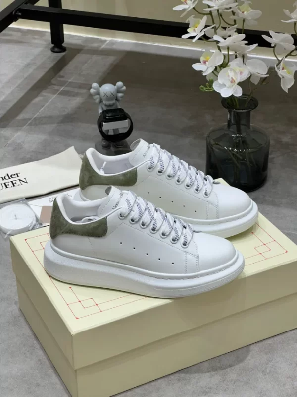 Alexander McQueen Oversized Sneaker - RAS52