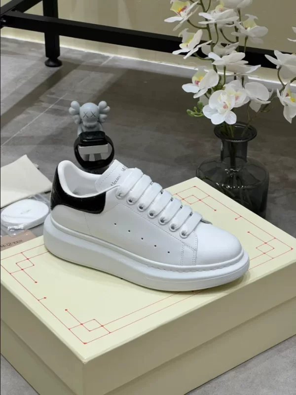 Alexander McQueen Oversized Sneaker - RAS36