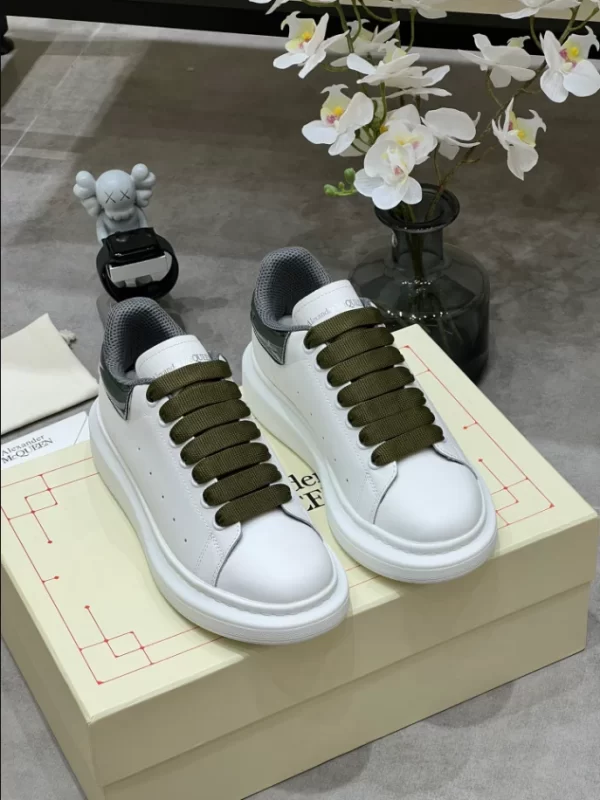 Alexander McQueen Oversized Sneaker - RAS38