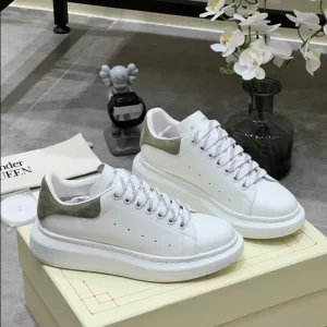 Alexander McQueen Oversized Sneaker - RAS52