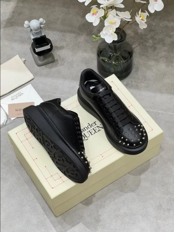 Alexander McQueen Oversized Sneaker - RAS30