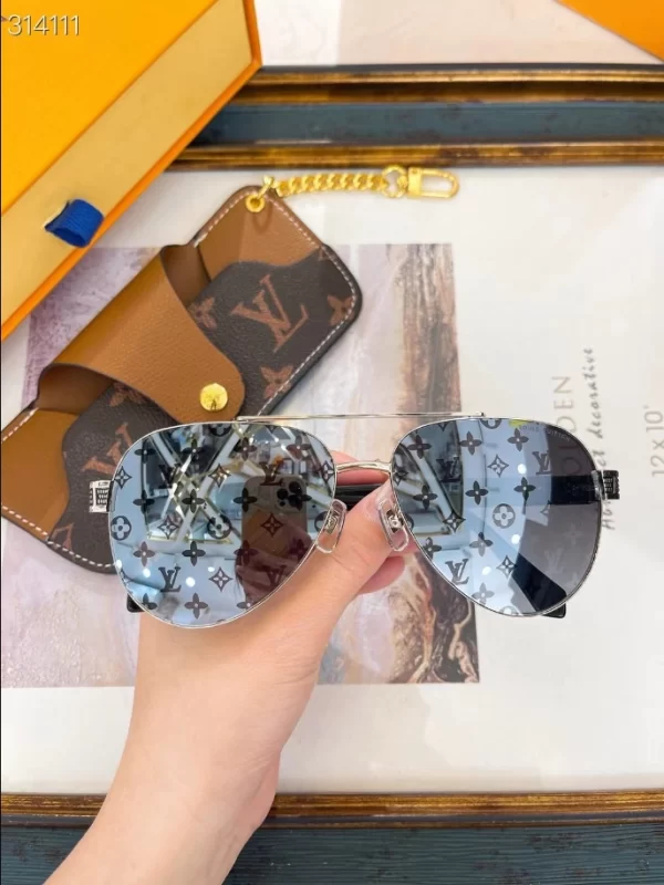 Louis Vuitton Sunglasses – LRS19