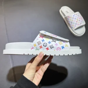 Louis Vuitton Slippers - S45 (5)