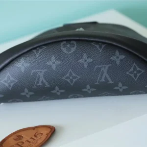 LV Discovery Bumbag PM Monogram Eclipse - RBV56