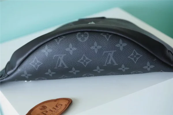 LV Discovery Bumbag PM Monogram Eclipse - RBV56