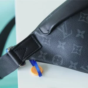 LV Discovery Bumbag PM Monogram Eclipse - RBV56