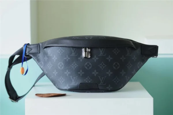 LV Discovery Bumbag PM Monogram Eclipse - RBV56