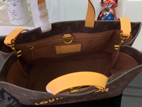 LV Shopper Tote MM Autres Cuirs Monogram - RBV64