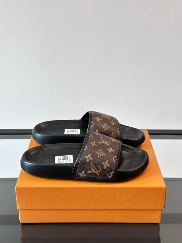 Louis Vuitton Slippers - S63