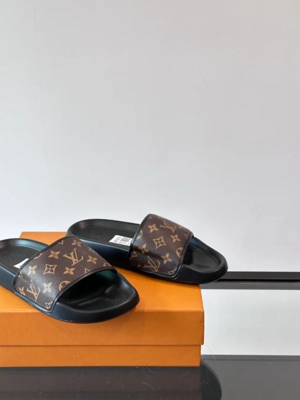 Louis Vuitton Slippers - S63