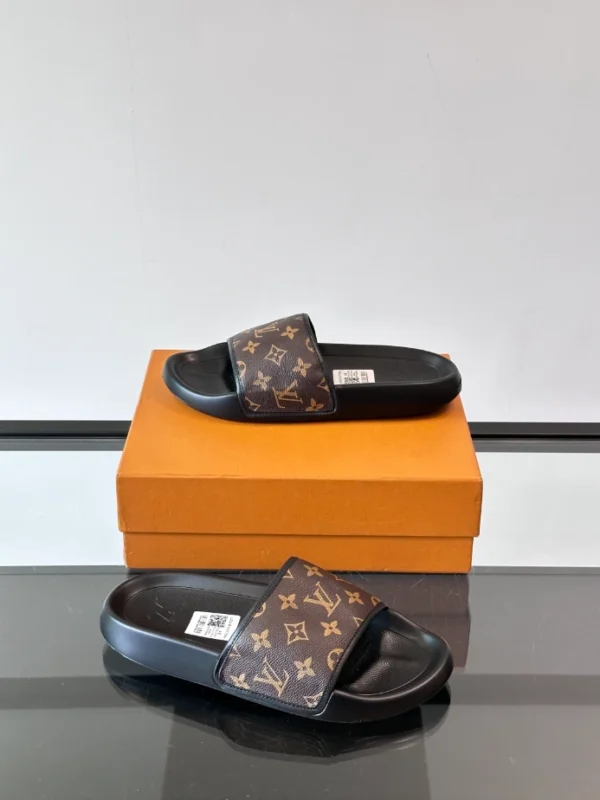 Louis Vuitton Slippers - S63