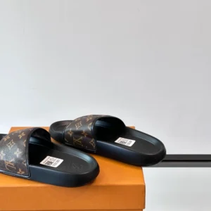 Louis Vuitton Slippers - S63
