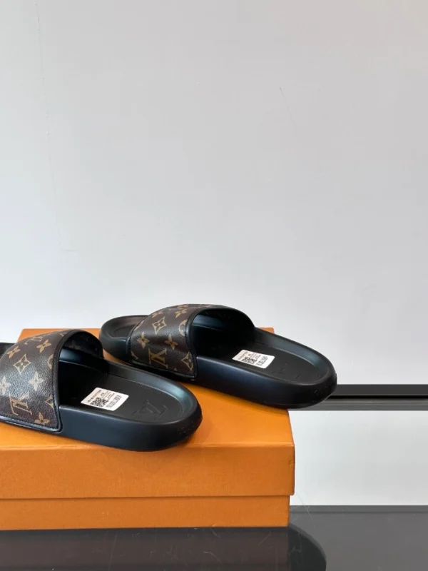 Louis Vuitton Slippers - S63