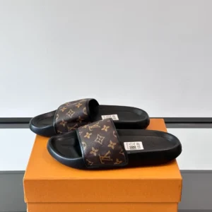 Louis Vuitton Slippers - S63