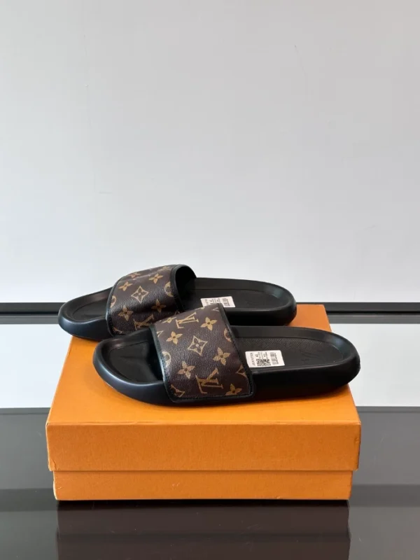 Louis Vuitton Slippers - S63