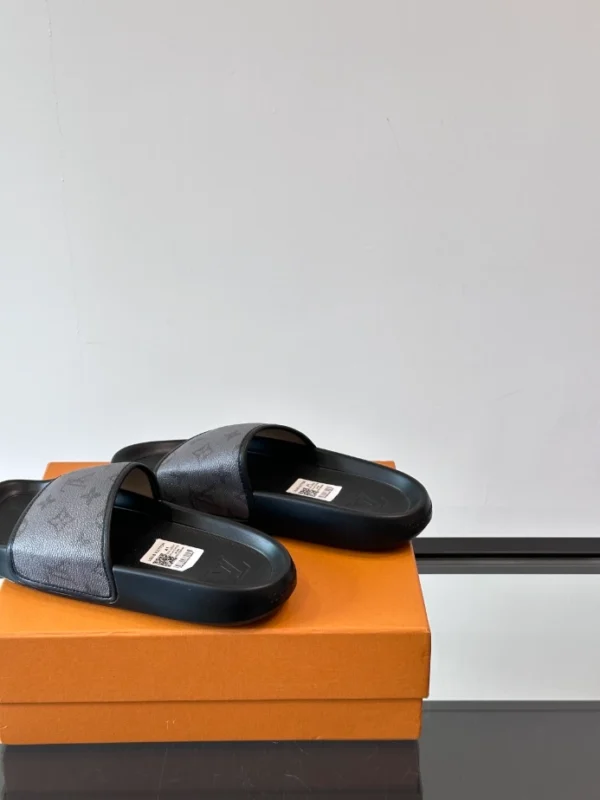 Louis Vuitton Slippers - S64